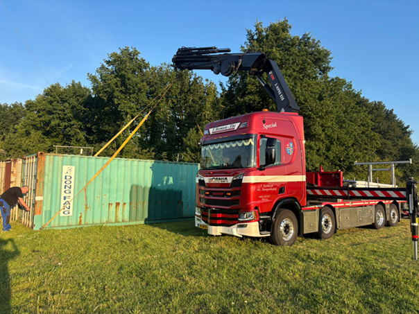 Autokraan hijst zeecontainer - Vrieze Trading