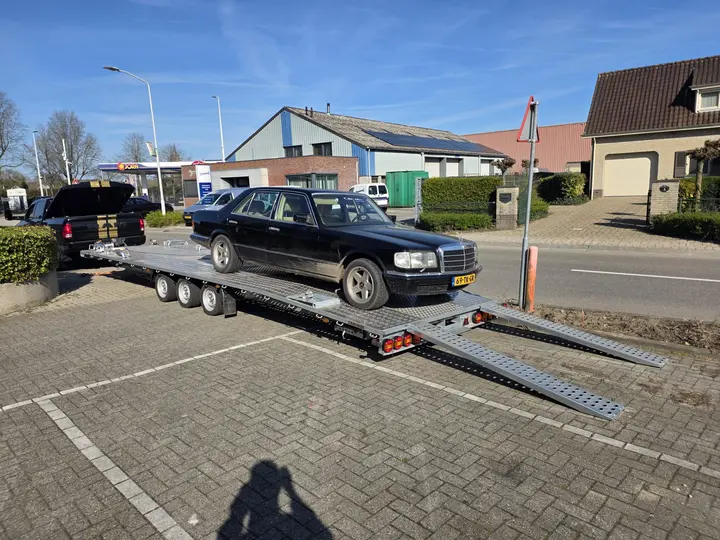 Autotransport personenwagen op oprijwagen - Vrieze Trading