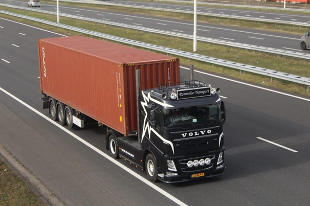 Containervervoer vrachtwagen met zeecontainer - Vrieze Trading