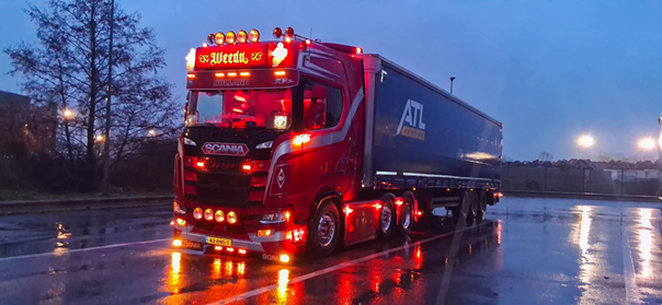 Groupage transport vrachtwagen bij nacht - Vrieze Trading