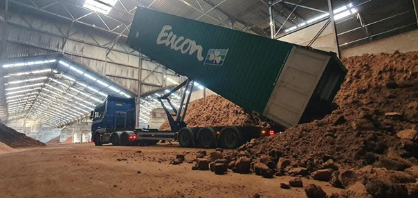 Kieptransport vrachtwagen laden - Vrieze Trading